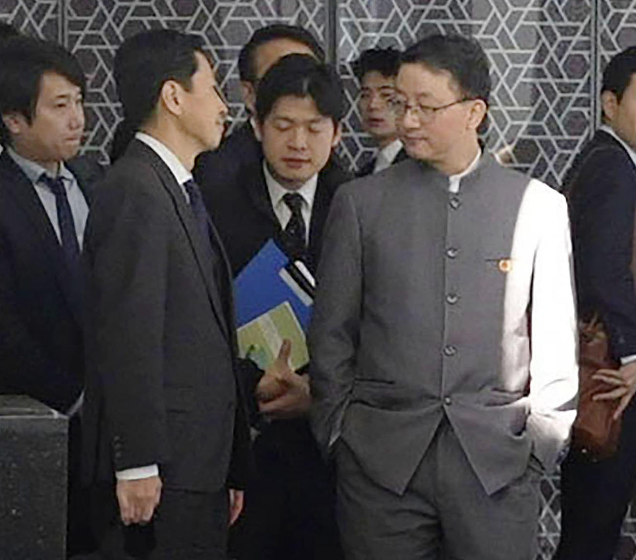 中国外務省の劉勁松アジア局長との協議を終えた日本外務省の金井正彰アジア大洋州局長（共同）