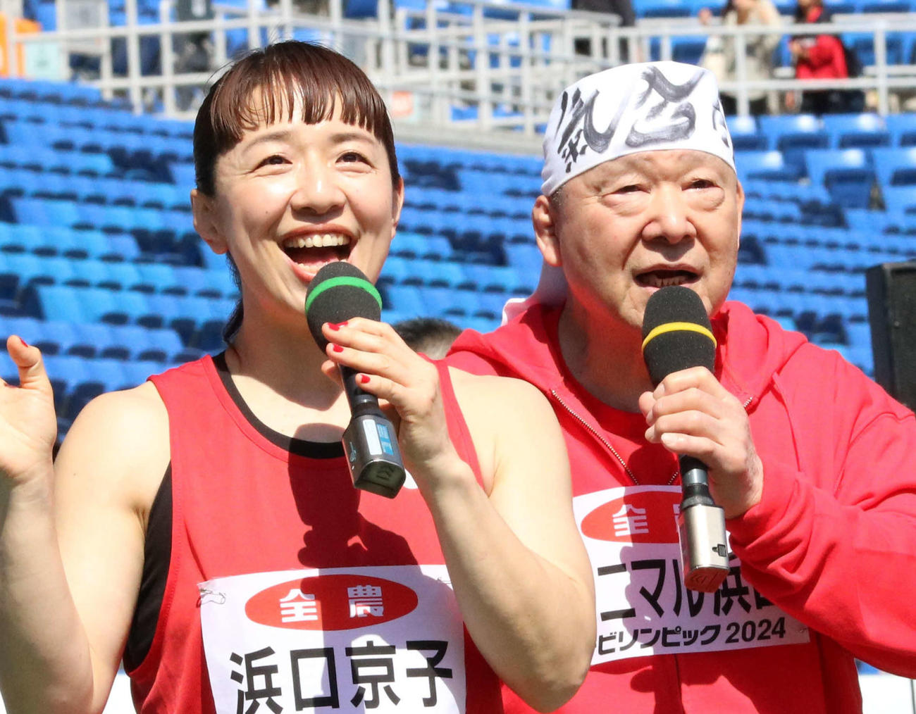 浜口京子（左）とアニマル浜口氏親子（2024年5月撮影）