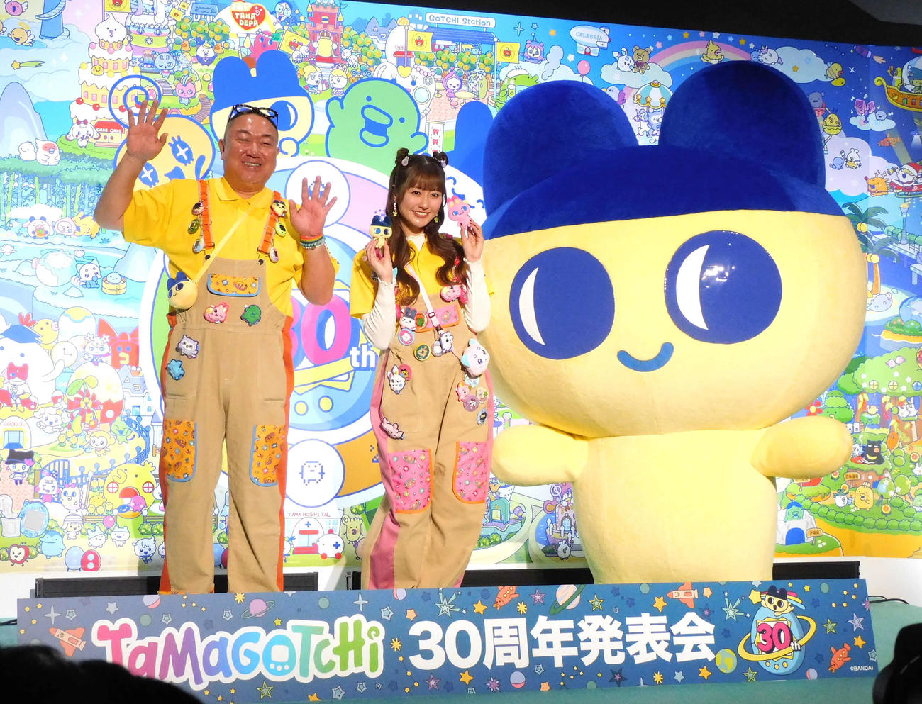 たまごっち30周年発表会に出席した左から、バンダイCTO辻氏、佐々木彩夏、まめっち（撮影・寺本吏輝）