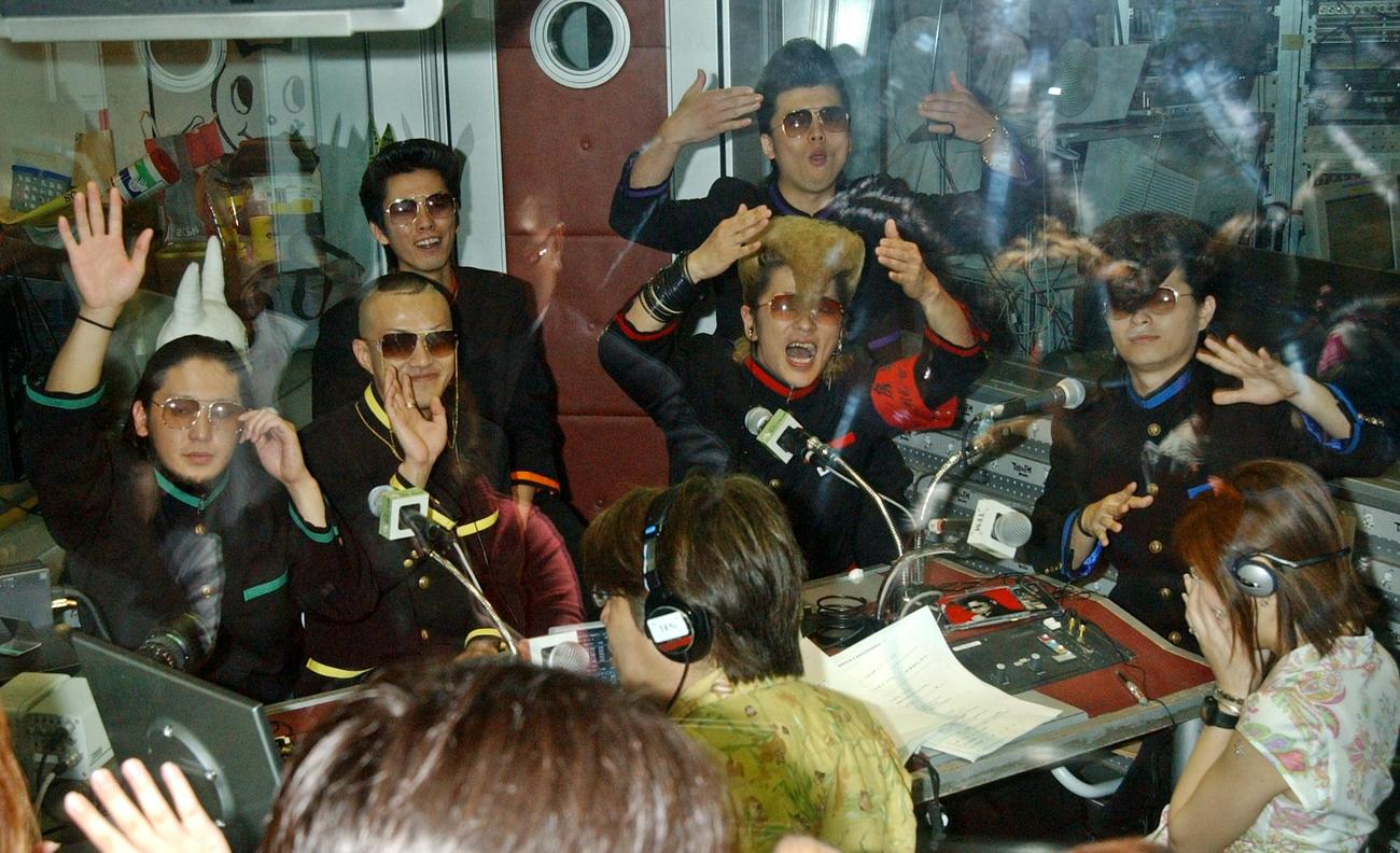 電子カメララジオに生出演した氣志團（きしだん）のメンバー前列右から早乙女光、綾小路翔、白鳥雪之丞、白鳥松竹梅、後列右から西園寺瞳、星グランマニエは、集まったファンの声援に手を振って応える（2002年6月撮影）