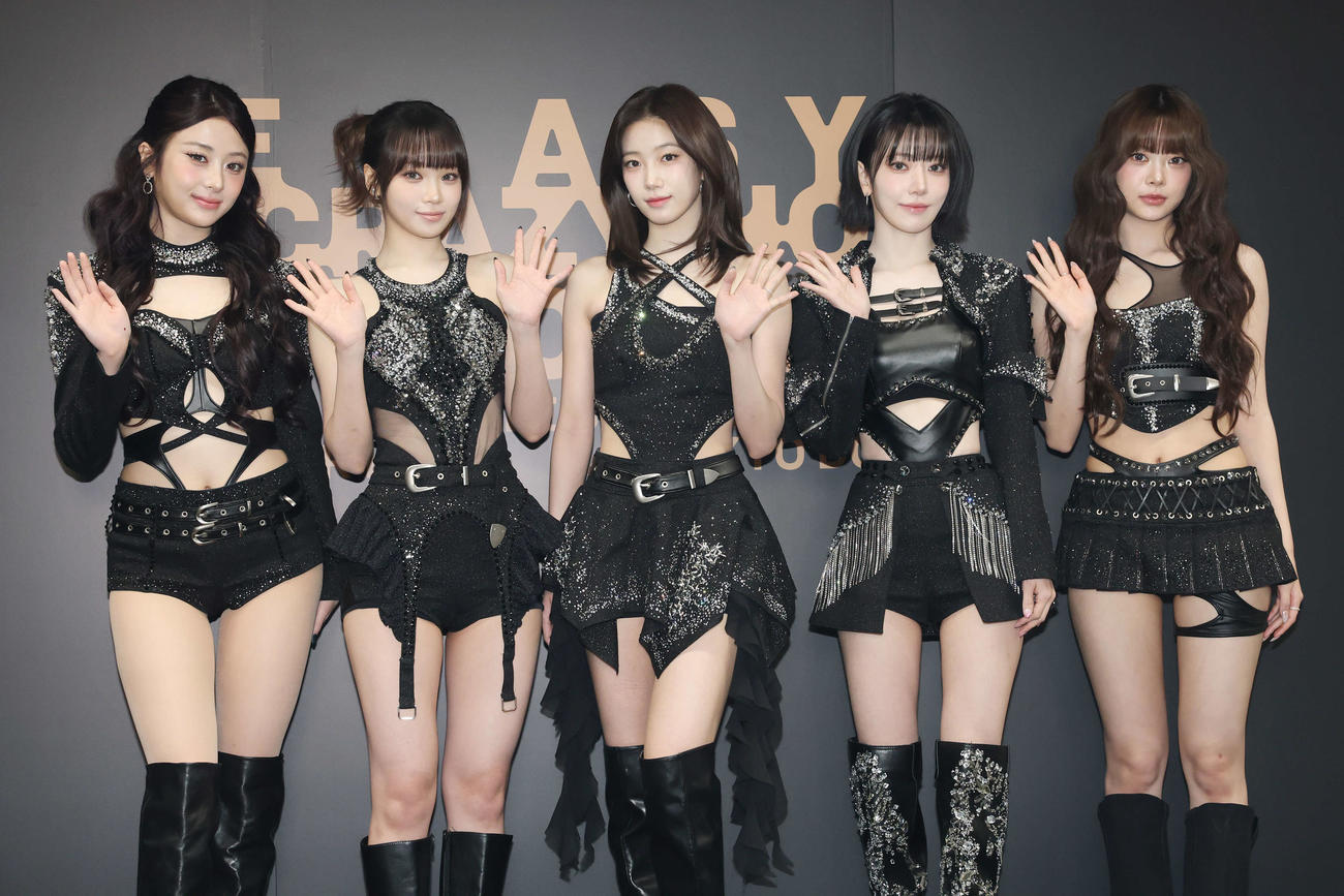 「2025 LE SSERAFIM TOUR　’EASY CRAZY HOT’ENCORE IN TOKYO DOME」でフォトセッションに臨むLE SSERAFIM、左からHUH YUNJIN、KIM CHAEWON、KAZUHA、SAKURA、HONG EUNCHAE（撮影・宮地輝）