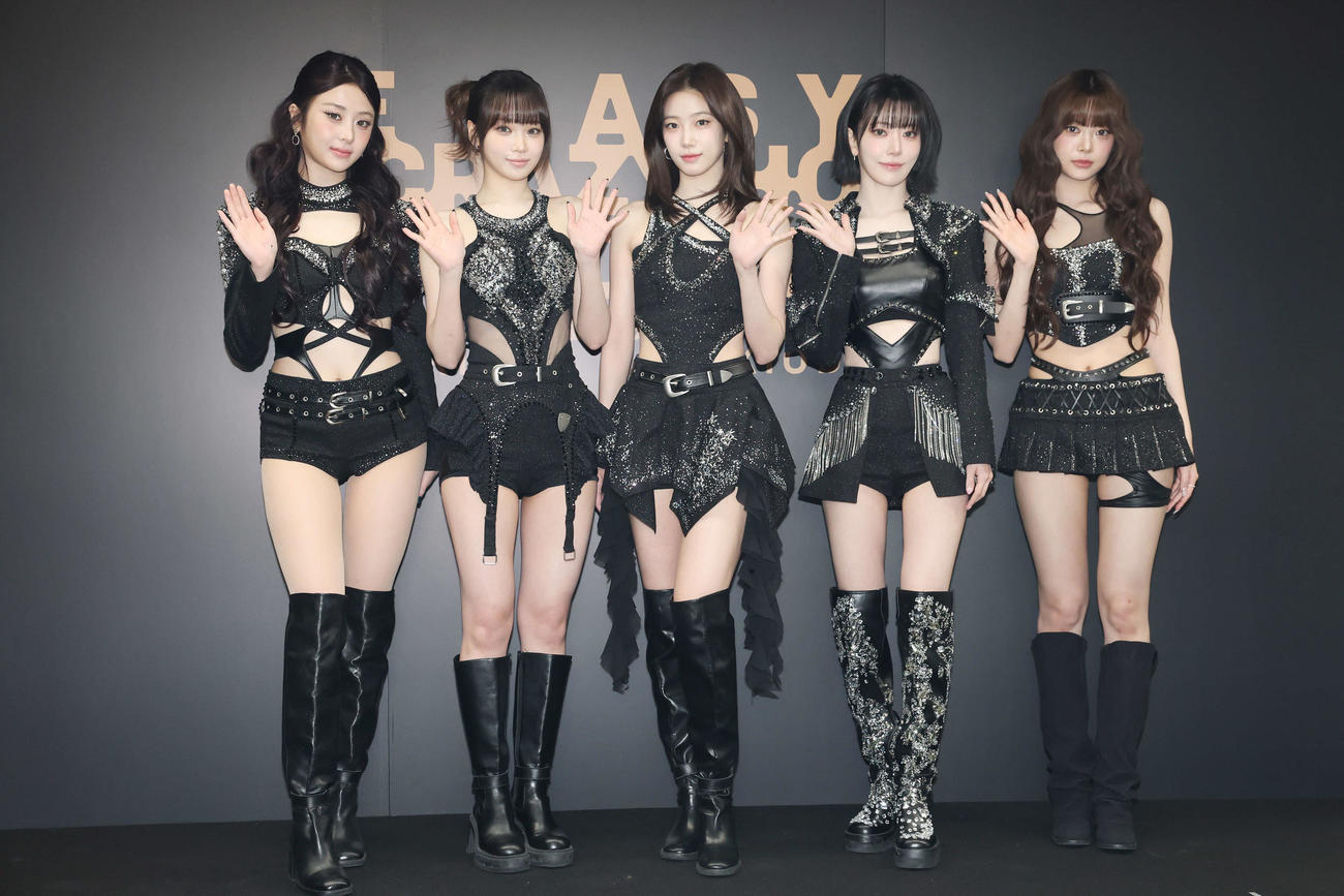 「2025 LE SSERAFIM TOUR　’EASY CRAZY HOT’ENCORE IN TOKYO DOME」でフォトセッションに臨むLE SSERAFIM、左からHUH YUNJIN、KIM CHAEWON、KAZUHA、SAKURA、HONG EUNCHAE（撮影・宮地輝）