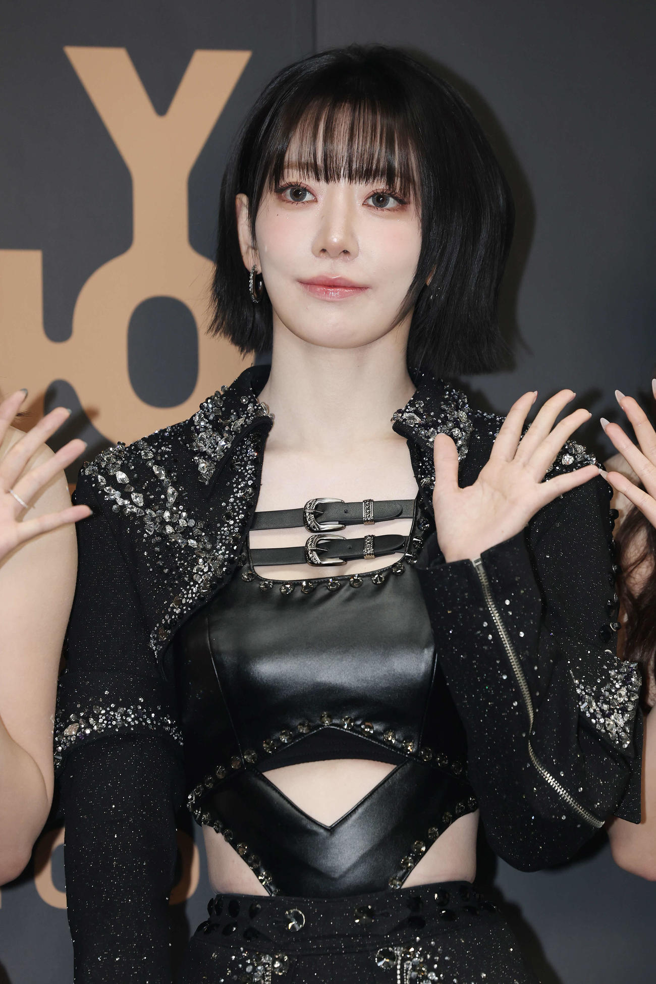 「2025 LE SSERAFIM TOUR　’EASY CRAZY HOT’ENCORE IN TOKYO DOME」でフォトセッションに臨むLE SSERAFIMのSAKURA（撮影・宮地輝）