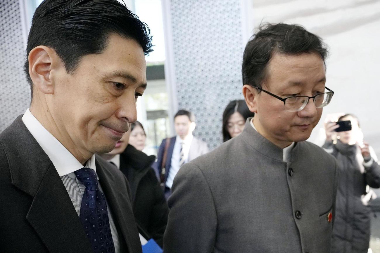 18日、中国外務省の劉勁松アジア局長（右）との協議を終えた日本外務省の金井正彰アジア大洋州局長（共同）