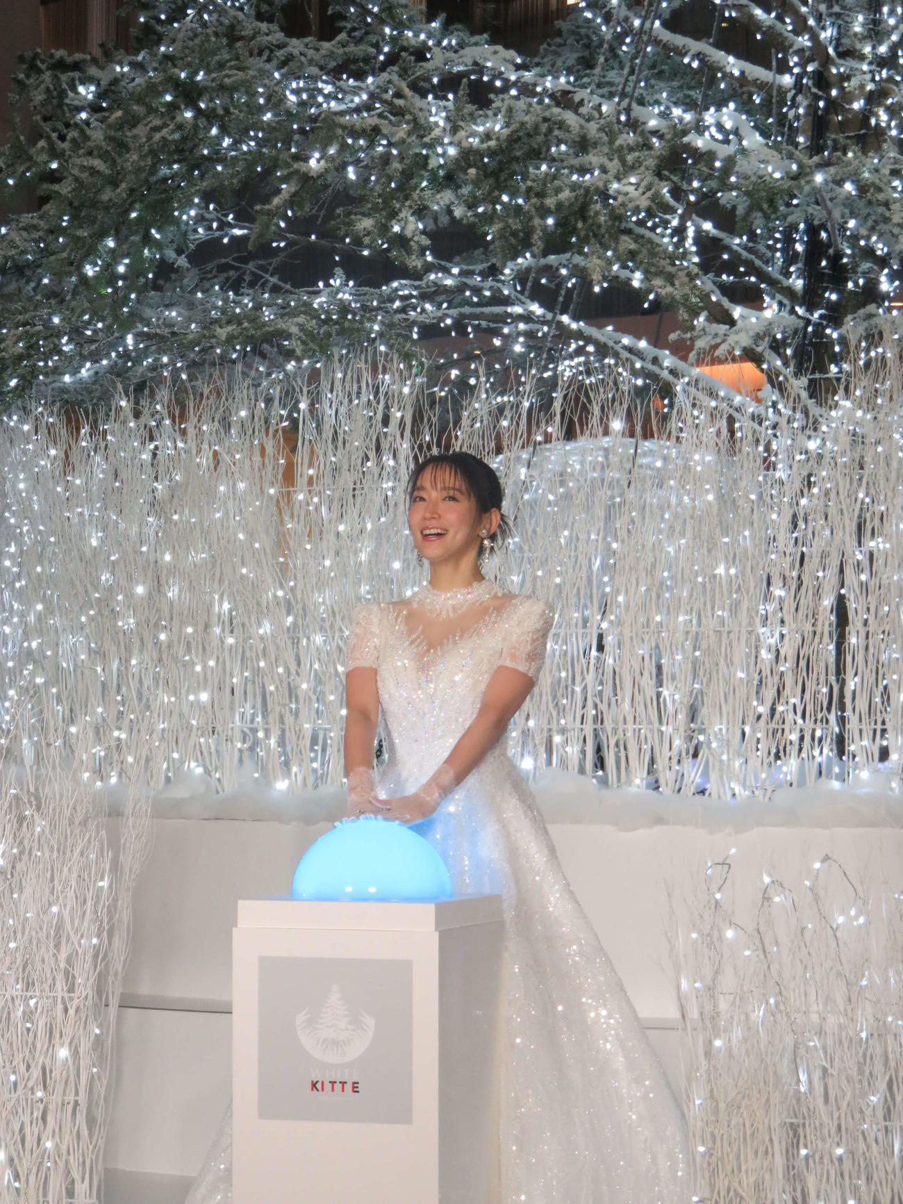 「WHITE KITTE」点灯式に登場した吉岡里帆