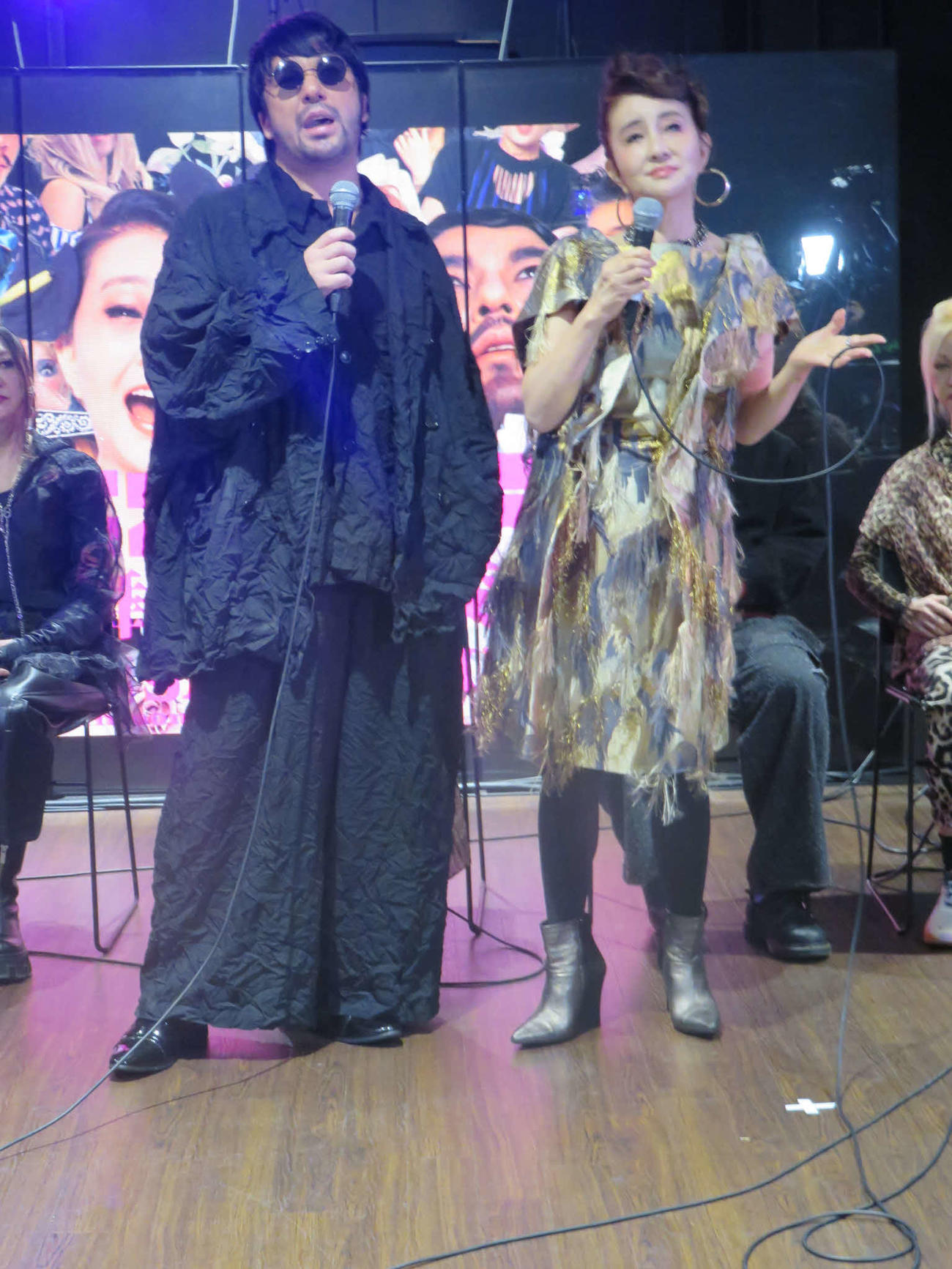 音楽劇「三文オペラ・歌舞伎町の絞首台」の制作発表で歌を披露する聖児セミョーノフ（左）と秋吉久美子
