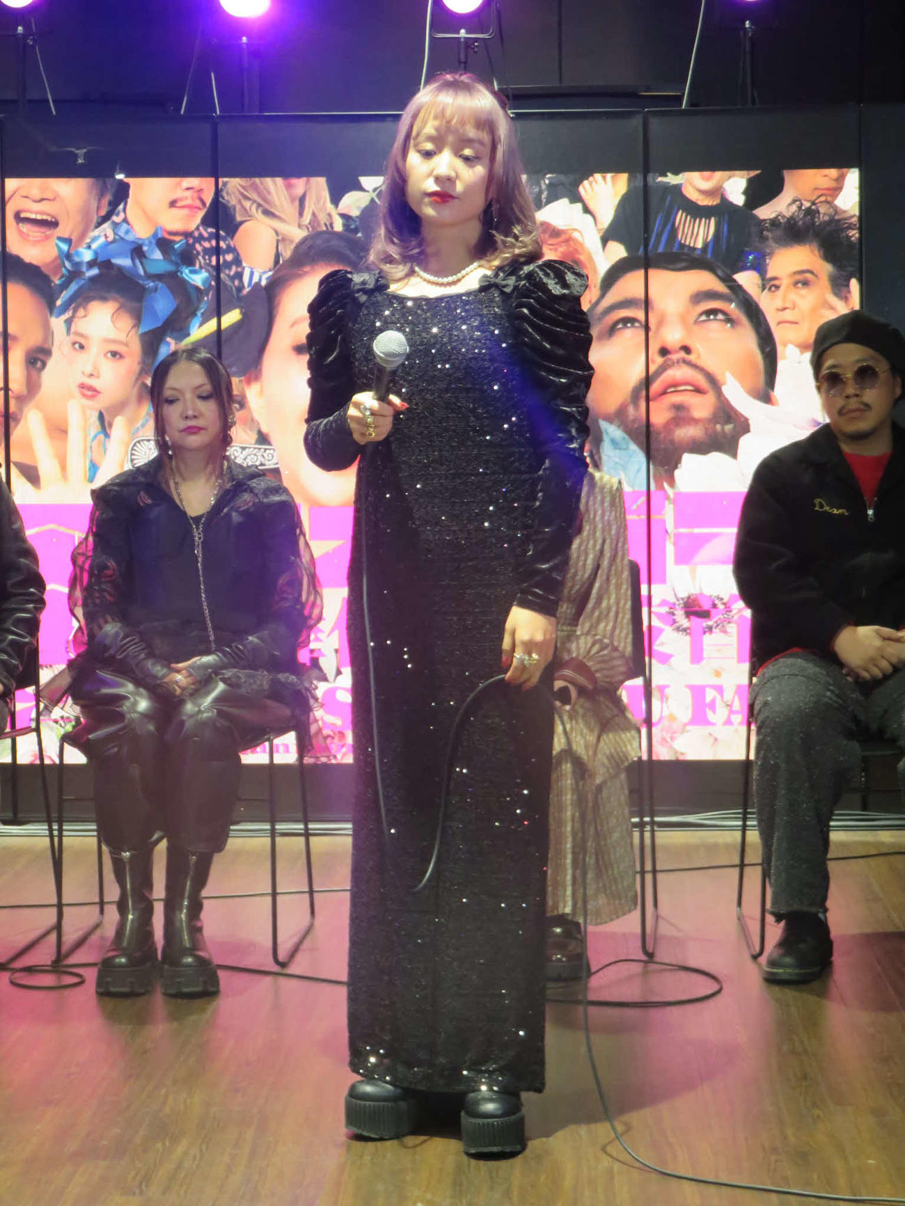 音楽劇「三文オペラ・歌舞伎町の絞首台」の制作発表に出席した、前列左から秋吉久美子、聖児セミョーノフ、チャラン・ポ・ランタンもも、後列左から藤井レオナ、松本実、エミ・エレオノーラ、真洋、奥津裕也、トースティー