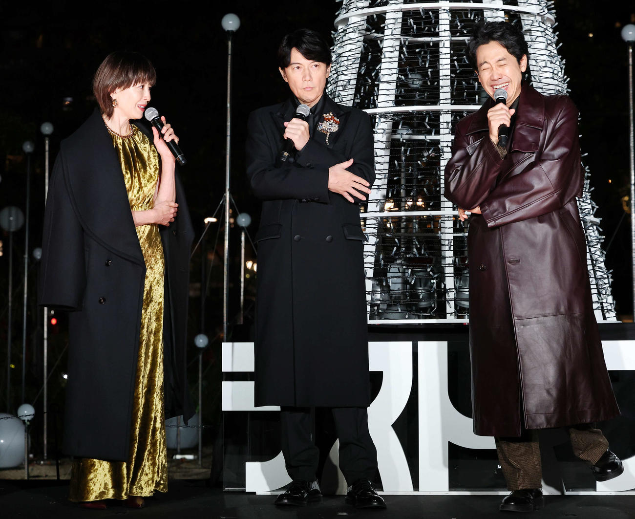 「映画ラストマン－FIRST LOVE－」プレミアム点灯式で軽快なトークを繰り広げる宮沢りえ（左）、福山雅治（中央）、大泉洋（撮影・宮地輝）