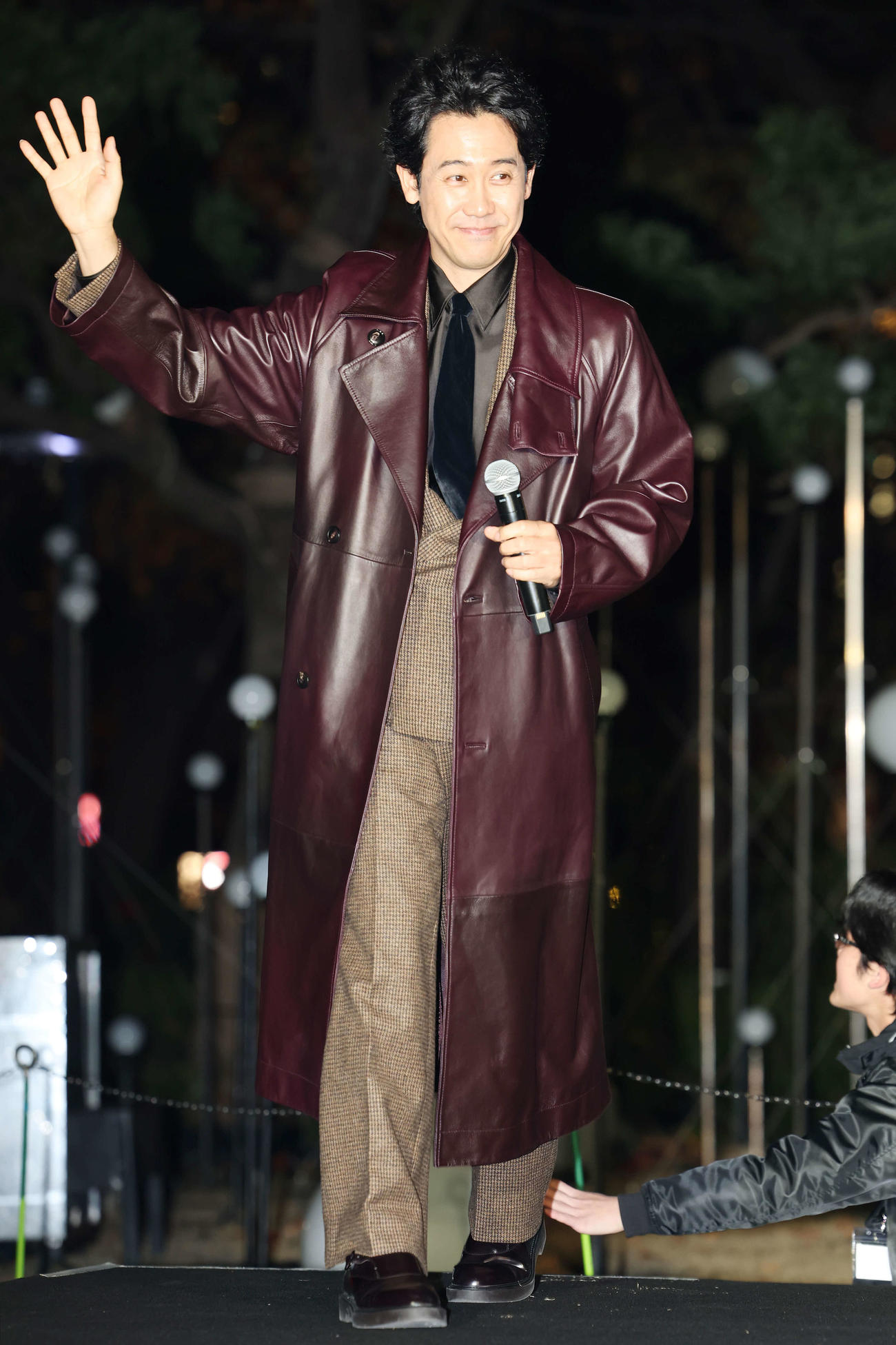 「映画ラストマン－FIRST LOVE－」プレミアム点灯式で手を振る大泉洋（撮影・宮地輝）