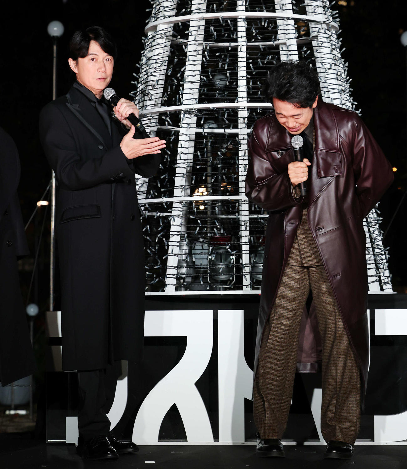「映画ラストマン－FIRST LOVE－」プレミアム点灯式で軽快なトークを繰り広げる福山雅治（左）と大泉洋（撮影・宮地輝）