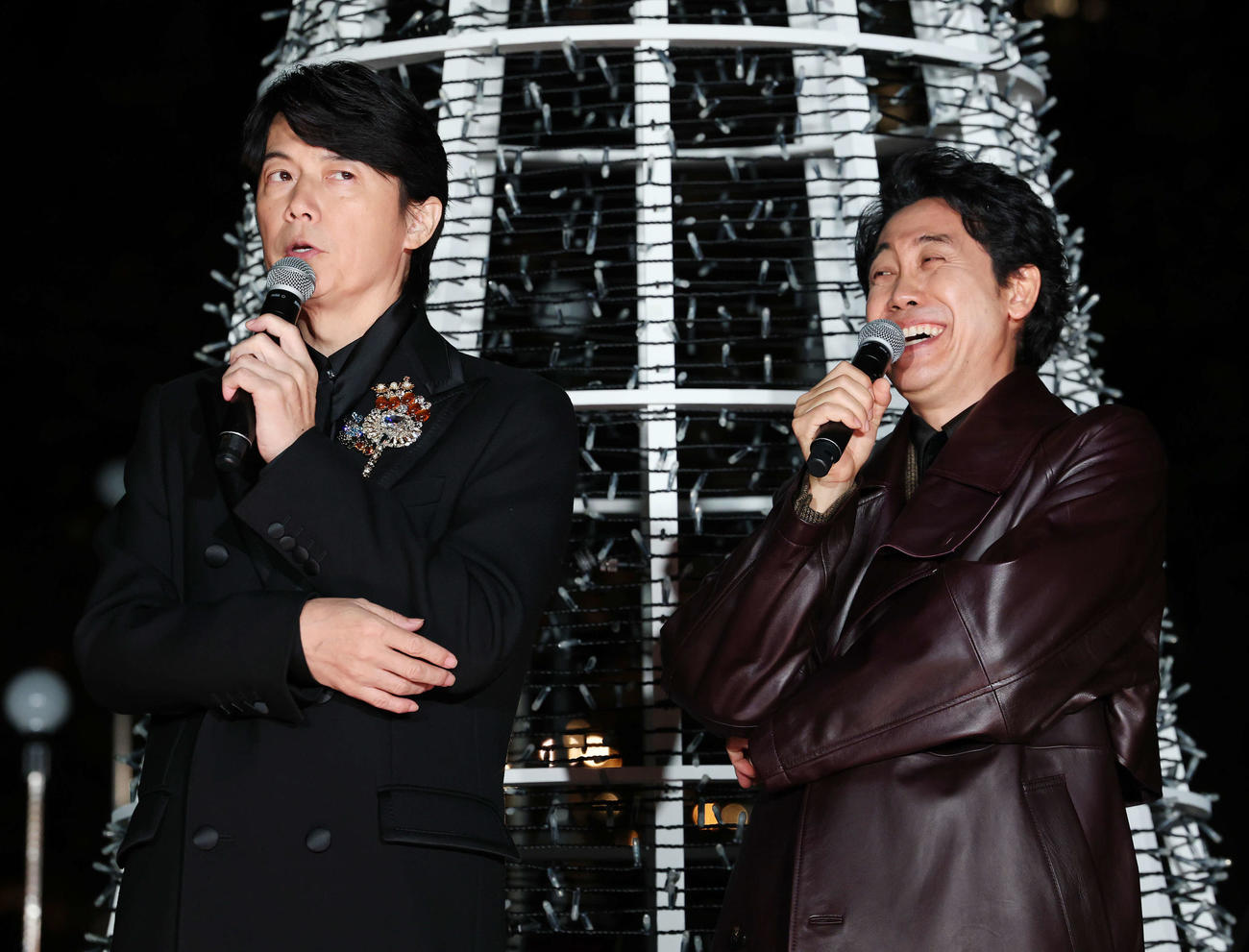 「映画ラストマン－FIRST LOVE－」プレミアム点灯式で軽快なトークを繰り広げる福山雅治（左）と大泉洋（撮影・宮地輝）