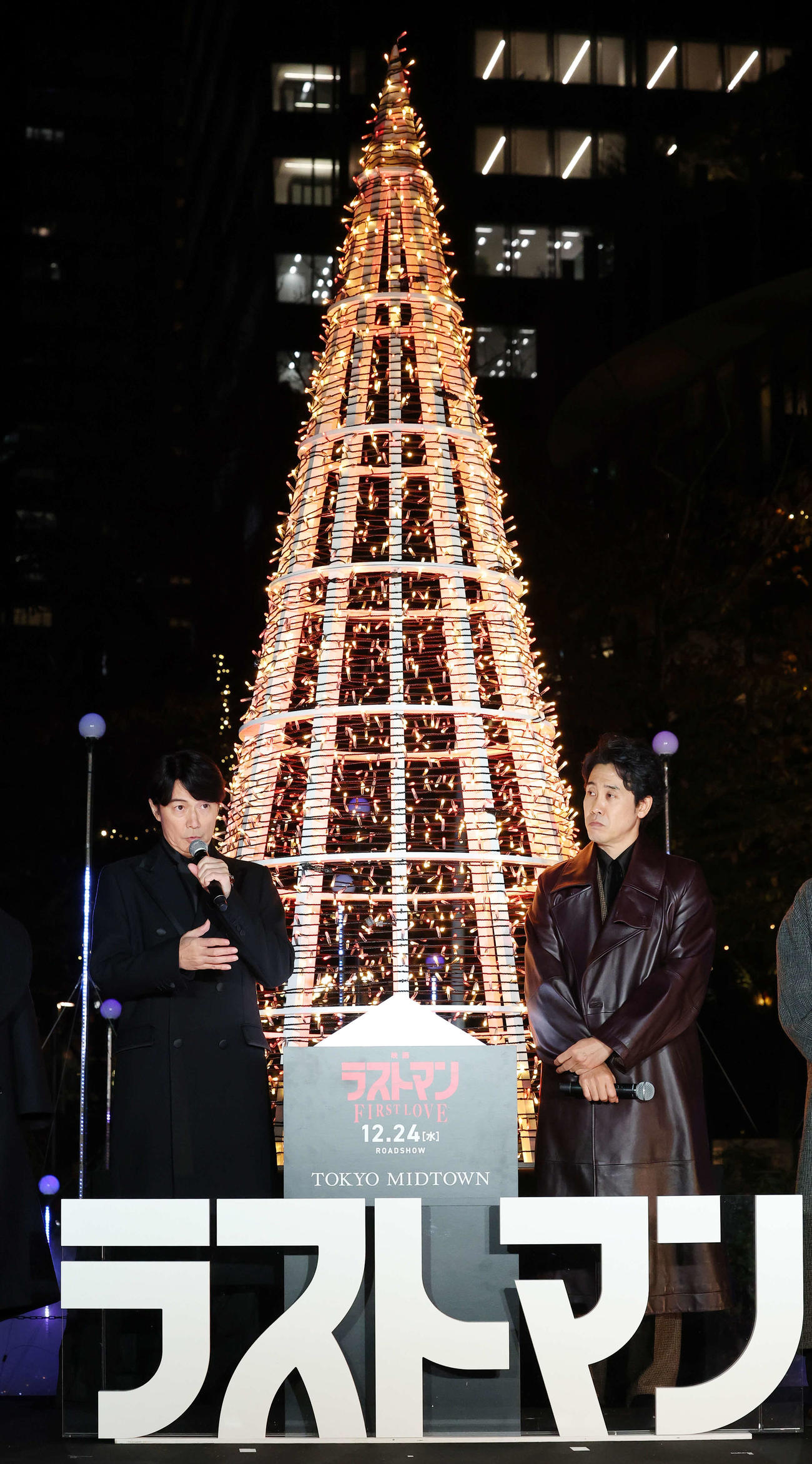 「映画ラストマン－FIRST LOVE－」プレミアム点灯式に登壇した福山雅治（左）と大泉洋（撮影・宮地輝）