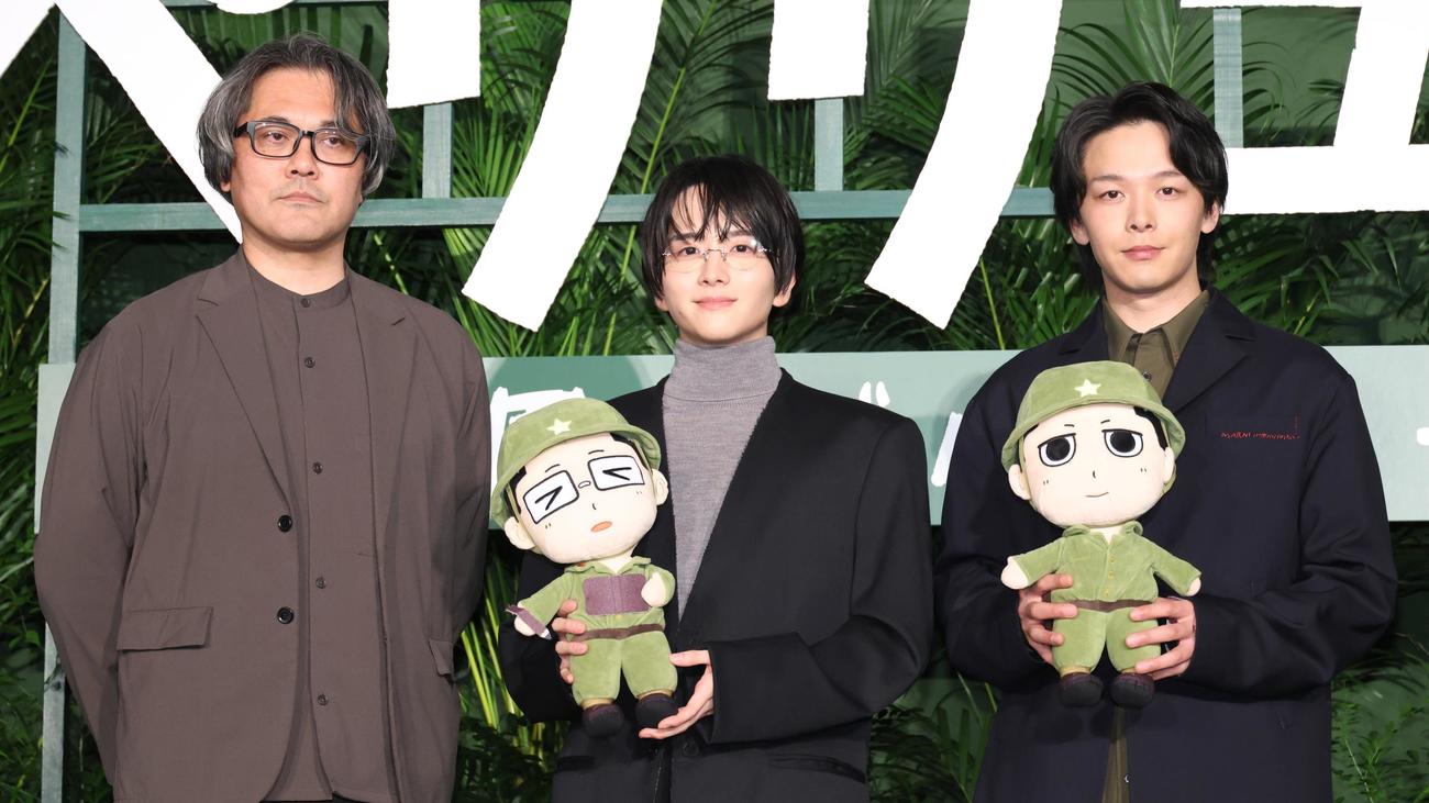舞台あいさつを行った、左から武田一義氏、板垣李光人、中村倫也（撮影・中島郁夫）