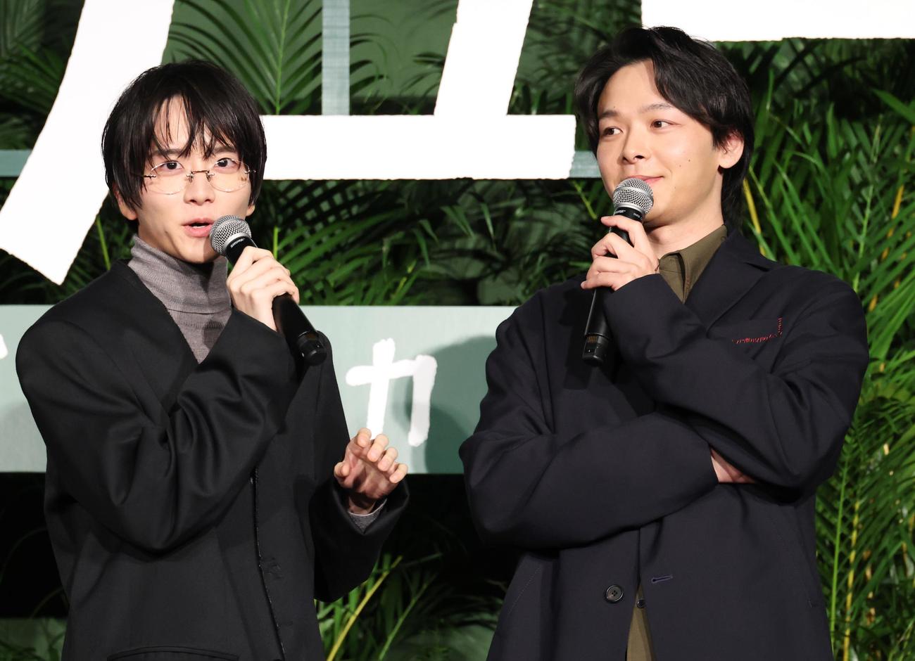 映画「ペリリュー」舞台あいさつを行った板垣李光人（左）と中村倫也（撮影・中島郁夫）