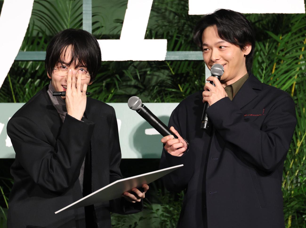 映画「ペリリュー」舞台あいさつを行った板垣李光人（左）と中村倫也（撮影・中島郁夫）