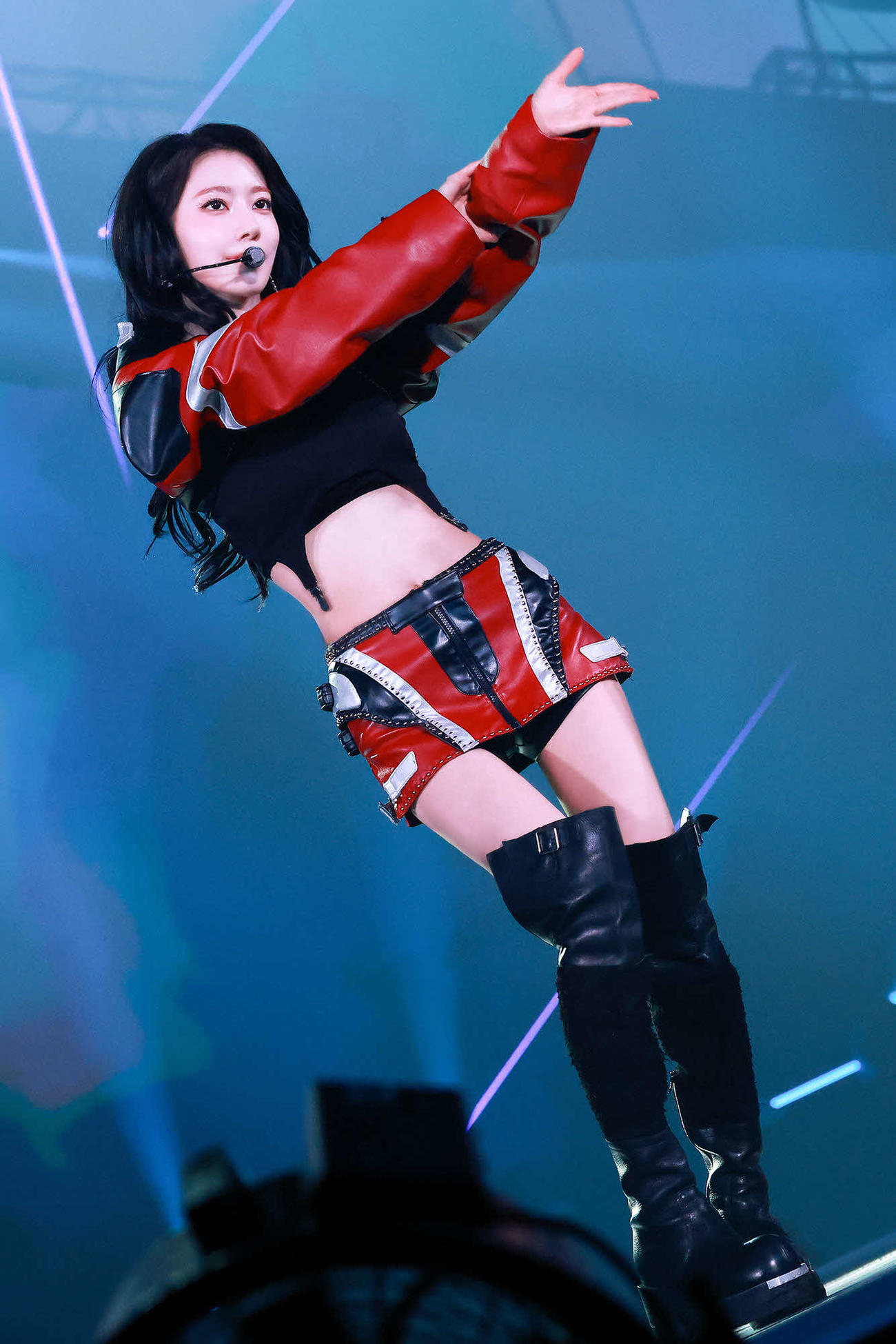 「2025 LE SSERAFIM TOUR　’EASY CRAZY HOT’ENCORE IN TOKYO DOME」でパフォーマンスするSAKURA（（P）＆（C）SOURCE MUSIC）