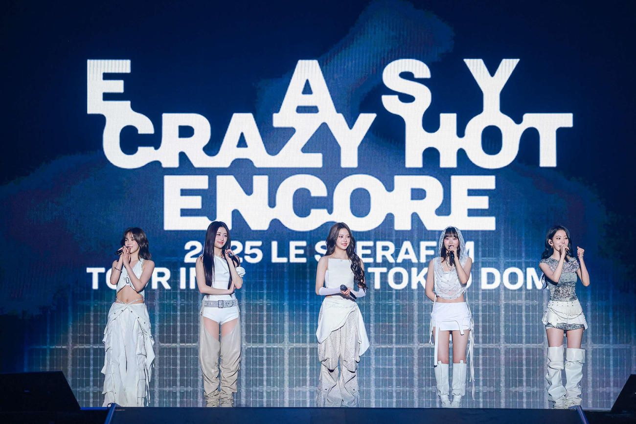 「2025 LE SSERAFIM TOUR　’EASY CRAZY HOT’ENCORE IN TOKYO DOME」を開催したLE SSERAFIM。左からKAZUHA、HUH YUNJIN、HONG EUNCHAE、KIM CHAEWON、SAKURA（（P）＆（C）SOURCE MUSIC）