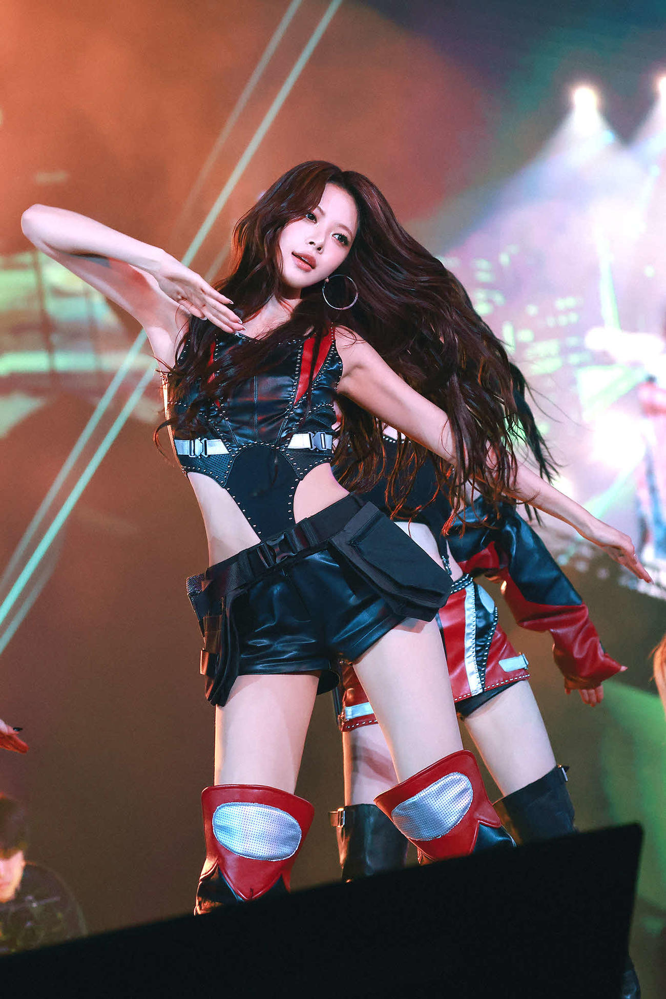 「2025 LE SSERAFIM TOUR　’EASY CRAZY HOT’ENCORE IN TOKYO DOME」でパフォーマンスするHONG EUNCHAE（（P）＆（C）SOURCE MUSIC）