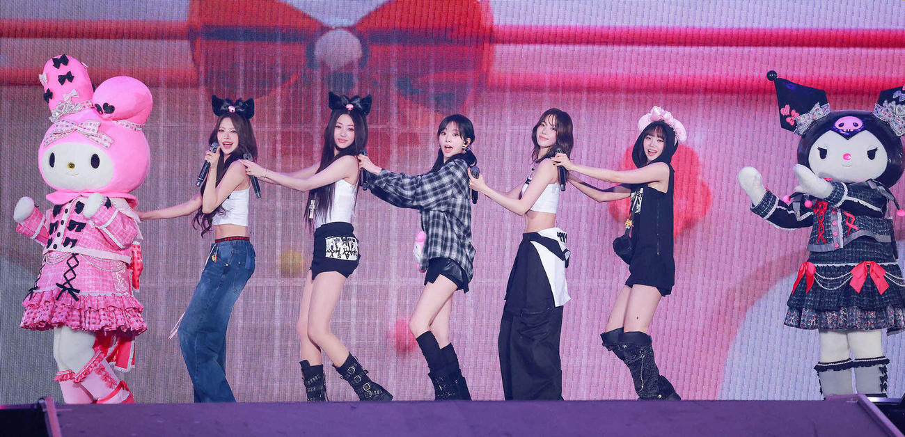 「2025 LE SSERAFIM TOUR　’EASY CRAZY HOT’ENCORE IN TOKYO DOME」でパフォーマンスするLE SSERAFIMとマイメロディ（左）とクロミ（右）（（P）＆（C）SOURCE MUSIC）