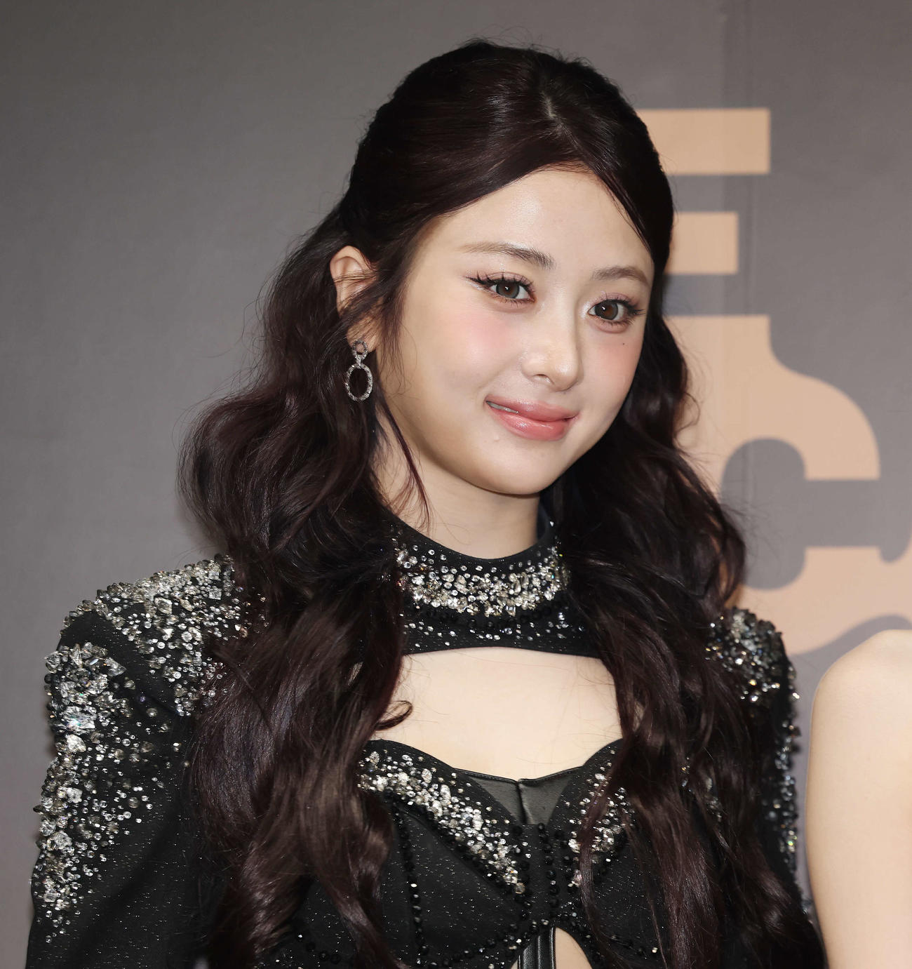 「2025 LE SSERAFIM TOUR　’EASY CRAZY HOT’ENCORE IN TOKYO DOME」でフォトセッションに臨むLE SSERAFIMのHUH YUNJIN（撮影・宮地輝）