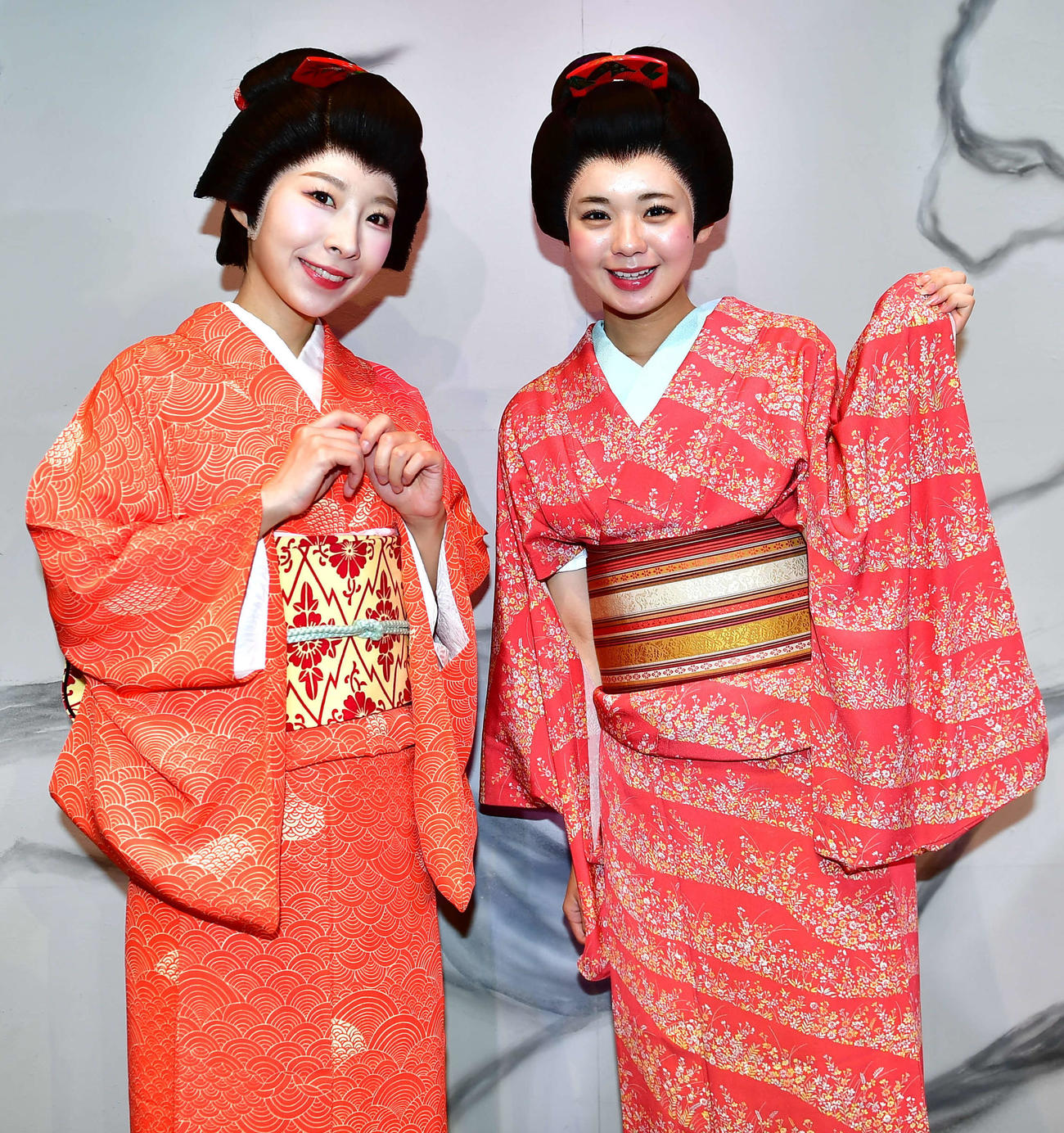 舞台「新撰組日記　壬生のほたる」に出演する岩佐美咲（左）と宮里莉羅（撮影・松尾幸之介）