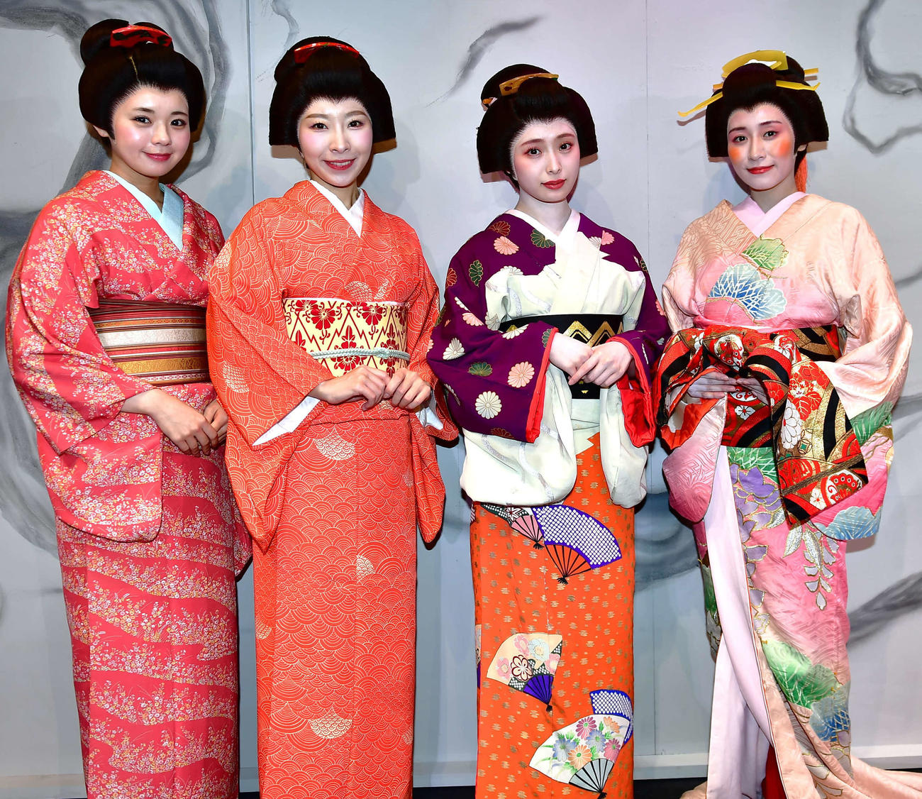 舞台「新撰組日記　壬生のほたる」に出演する、左から宮里莉羅、岩佐美咲、梅山恋和、内木志（撮影・松尾幸之介）