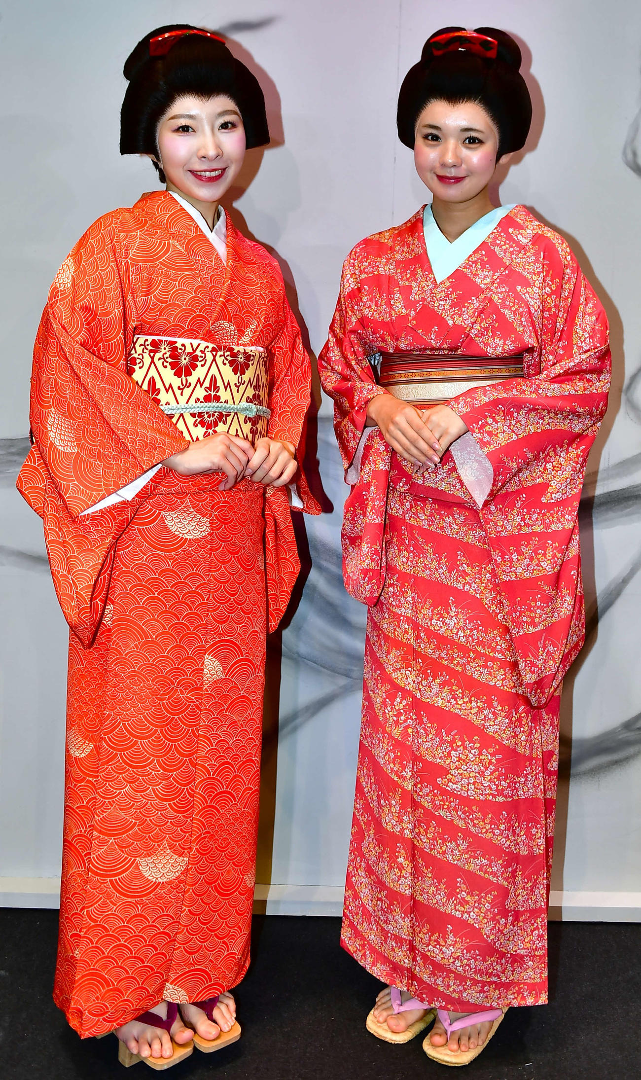 舞台「新撰組日記　壬生のほたる」に出演する岩佐美咲（左）と宮里莉羅（撮影・松尾幸之介）