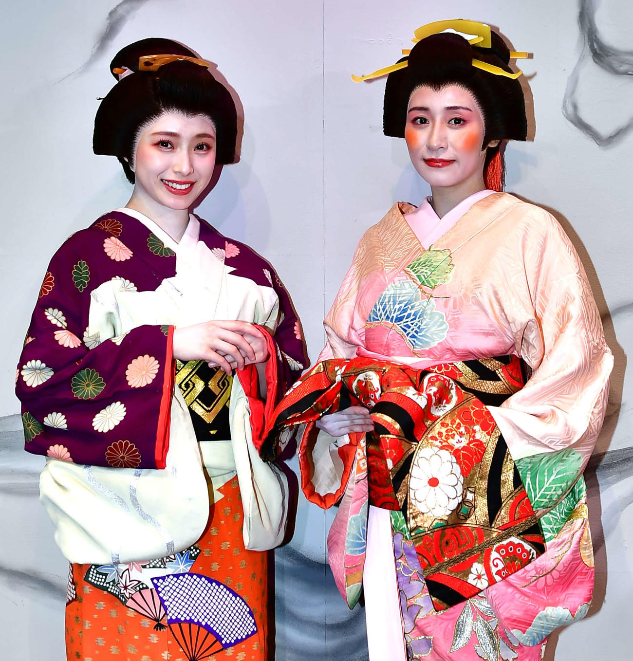 舞台「新撰組日記　壬生のほたる」に出演する内木志（右）と梅山恋和（撮影・松尾幸之介）