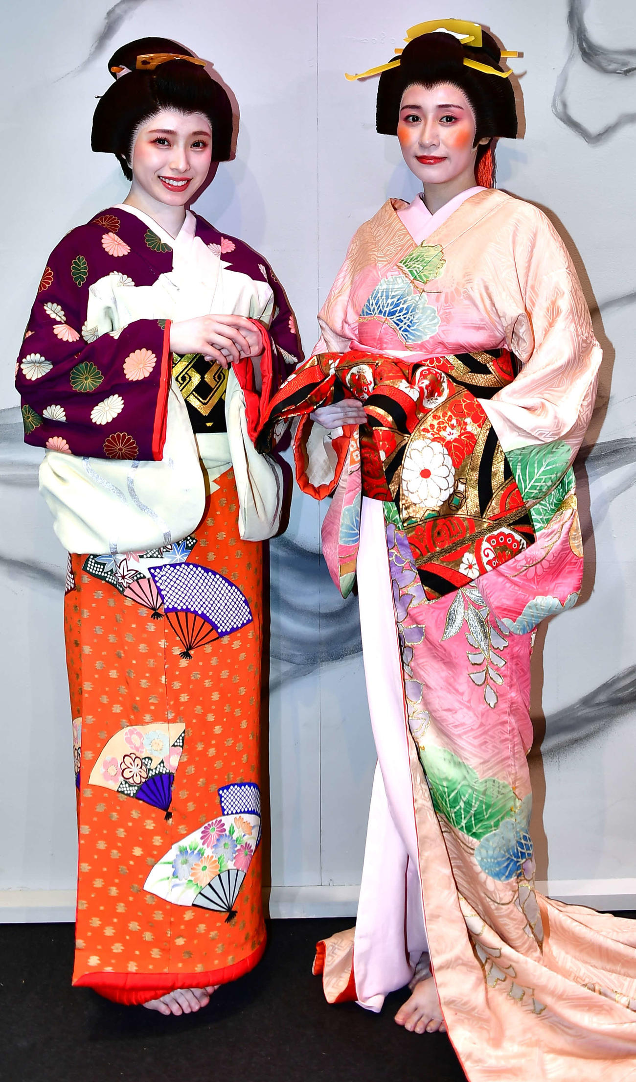 舞台「新撰組日記　壬生のほたる」に出演する内木志（右）と梅山恋和（撮影・松尾幸之介）