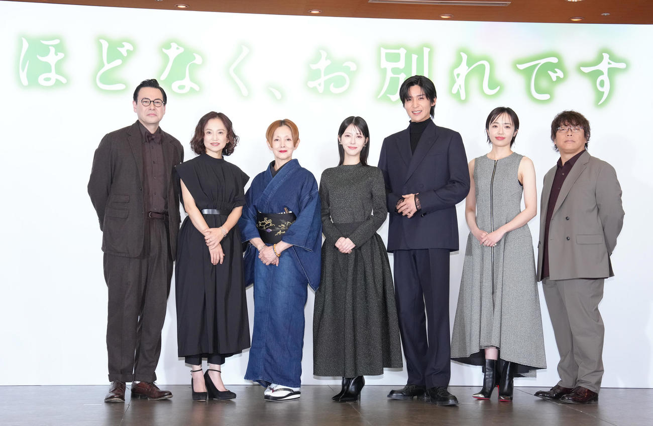 完成報告会に登場した、左から鈴木浩介、永作博美、夏木マリ、浜辺美波、目黒蓮、森田望智、三木孝浩監督（撮影・足立雅史）