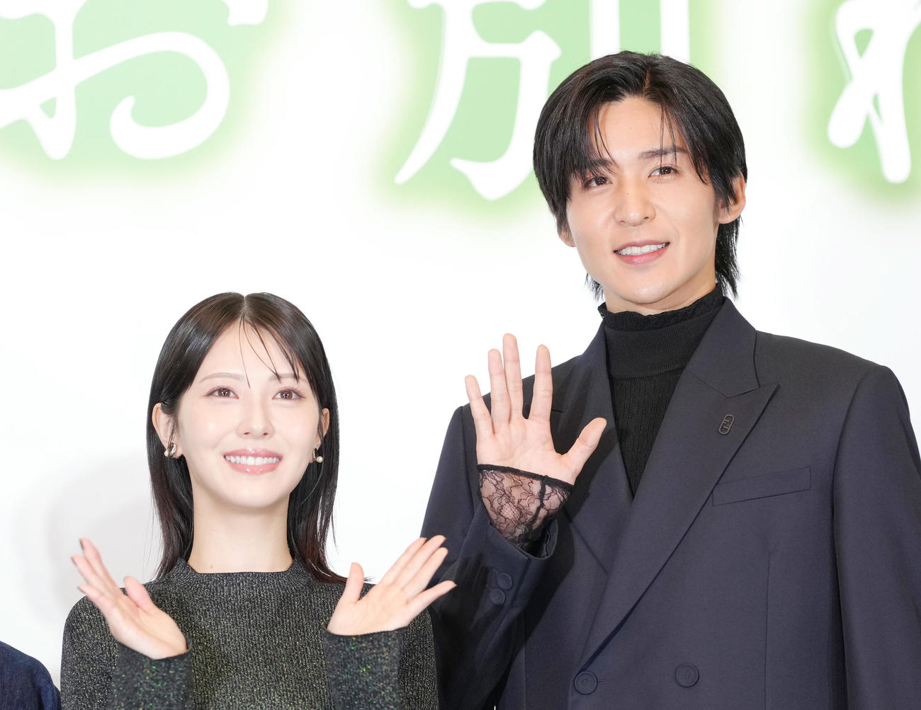 笑顔を見せる浜辺美波（左）と目黒蓮（撮影・足立雅史）