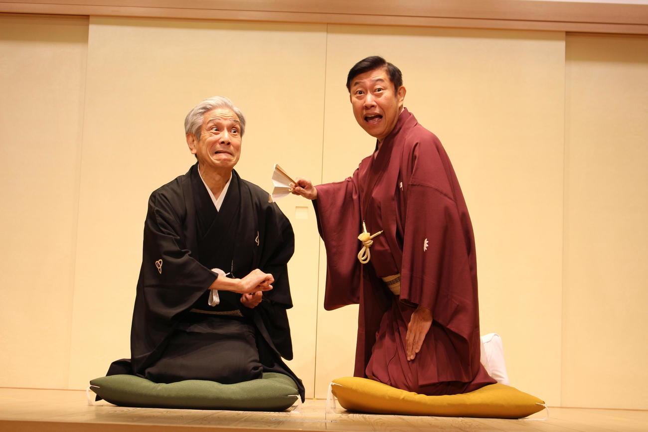 吉良に切りかかる浅野内匠頭を演じる桂米団治（左）と笑福亭鶴二