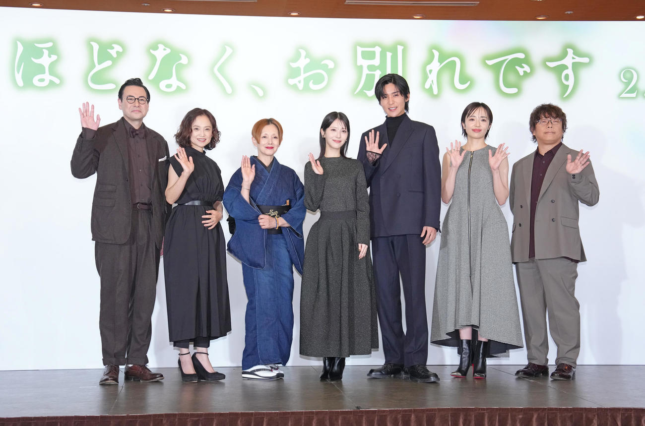 完成報告会に登場した、左から鈴木浩介、永作博美、夏木マリ、浜辺美波、目黒蓮、森田望智、三木孝浩監督（撮影・足立雅史）