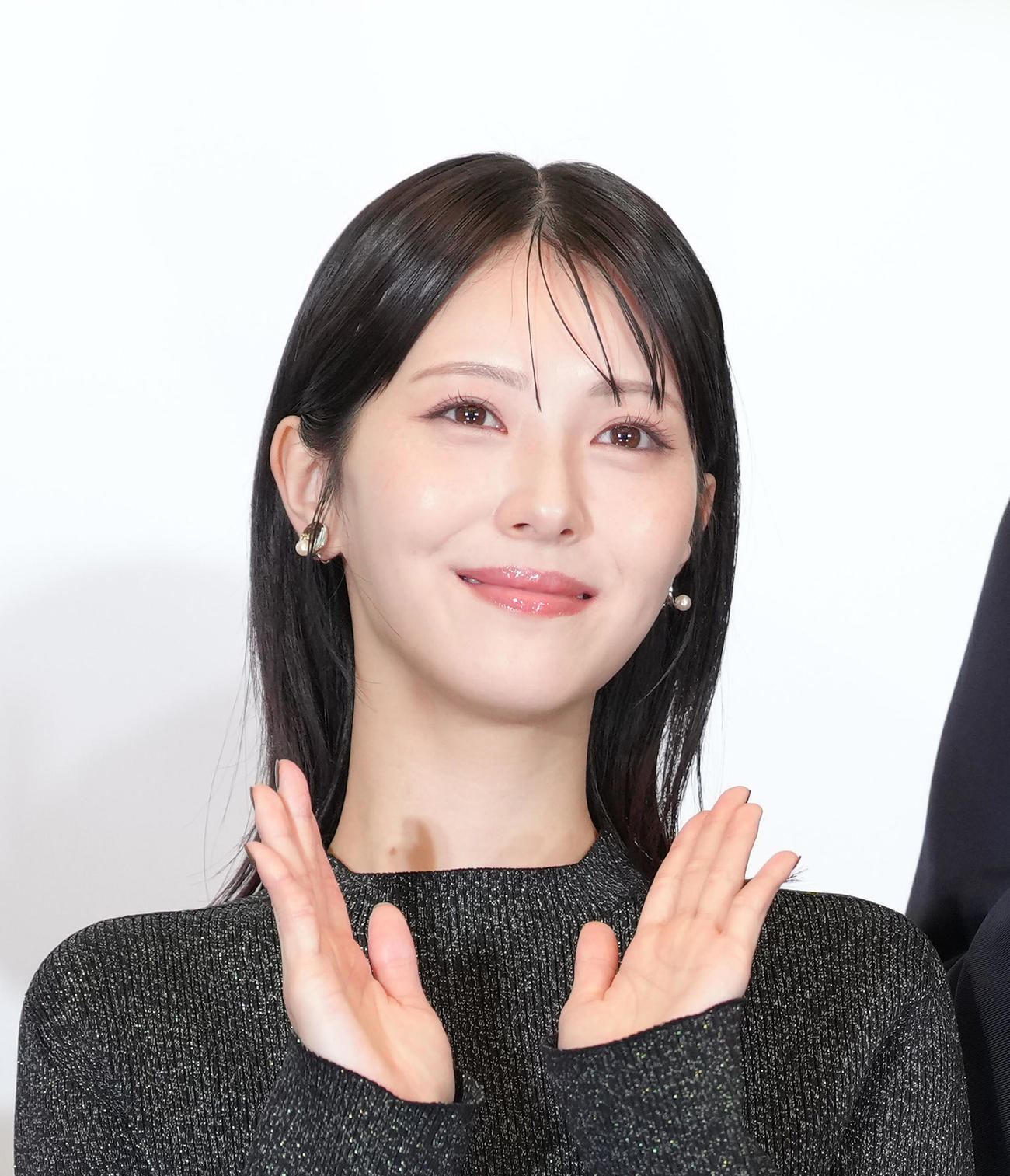 完成報告会に登場した浜辺美波（撮影・足立雅史）