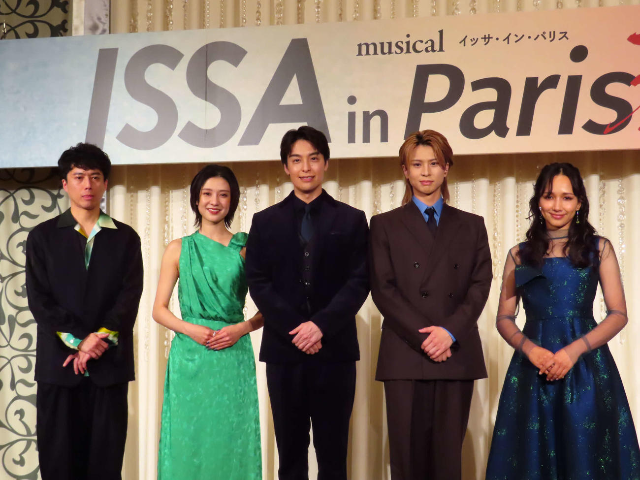 ミュージカル「ISSA in Paris」制作発表会見に出席した、左から藤田俊太郎氏、潤花、海宝直人、岡宮来夢、豊原江理佳