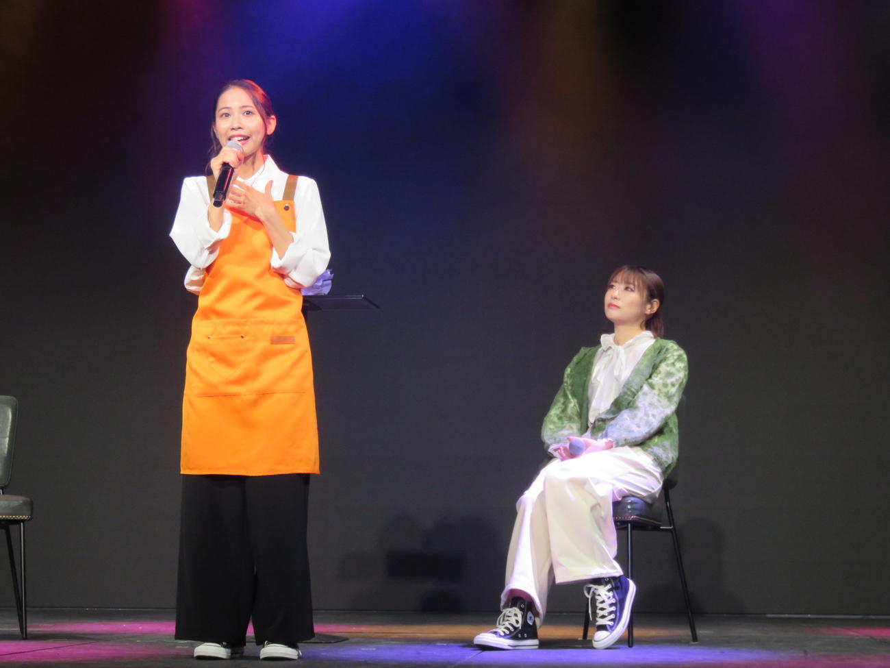 ミュージカル「白爪草」にダブル主演する屋比久知奈（左）と唯月ふうか