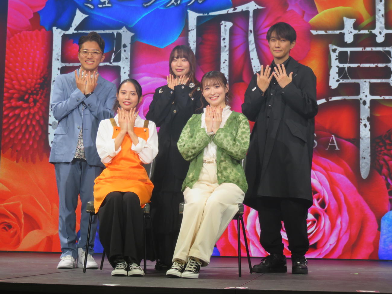 ミュージカル「白爪草」の製作発表に出席した出演者たち。前列左から屋比久知奈、唯月ふうか、後列左から脚本・歌詞原案の福田響志氏、音楽・歌詞のヒグチアイ、演出の元吉庸泰氏
