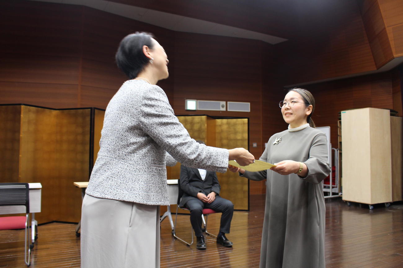 NHK大阪放送局の平匠子局長（左）から表彰状をわたされるBKラジオドラマ脚本賞最優秀賞の増田佳子さん
