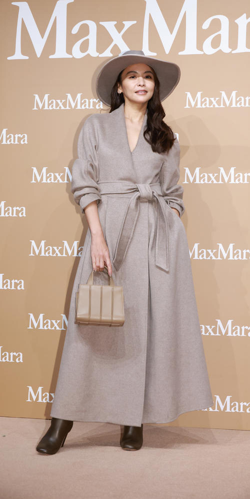 全身黒コーデの中村アン ショート丈ニットパンツでエレガントな女性像