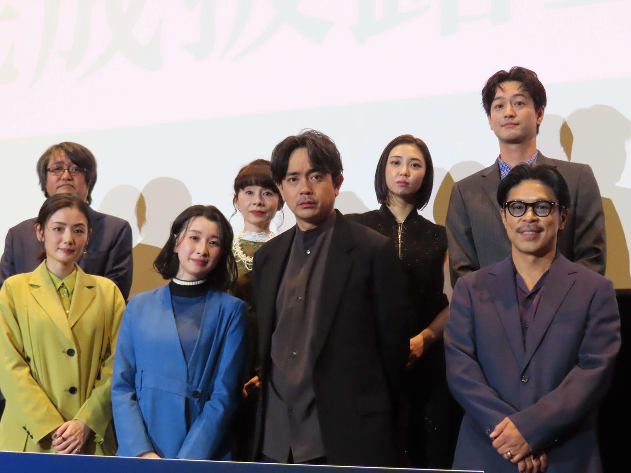 試写会に出席した、前列左から片山萌美、行平あい佳、青柳翔、松本利夫、後列左から城定英夫監督、寺島まゆみ、山谷花純、竹財輝之助