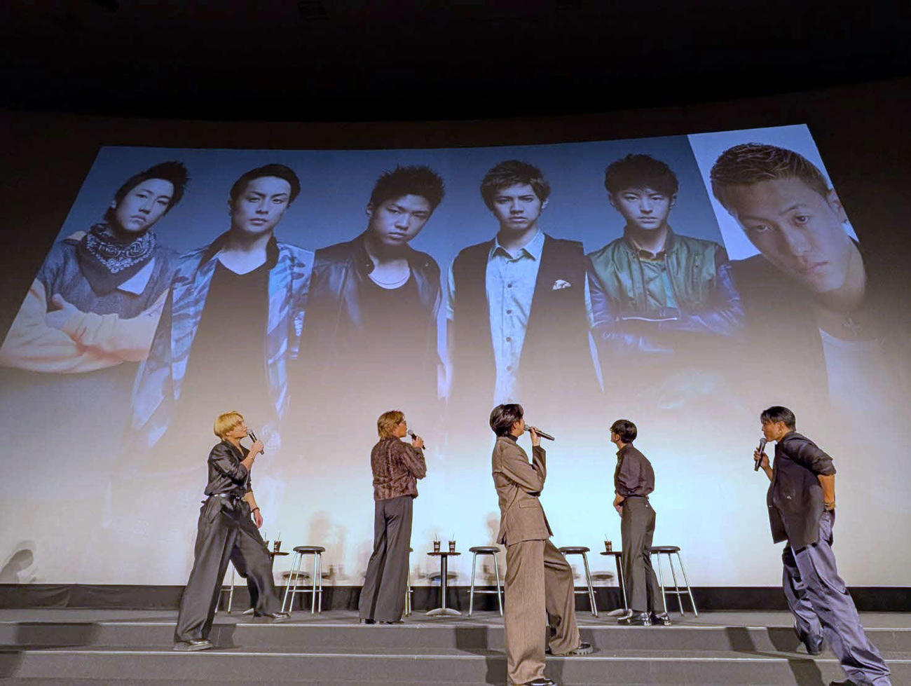 「GENERATIONS：The Documentary」公開前日SPイベントでデビュー前の写真を眺めるGENERATIONS
