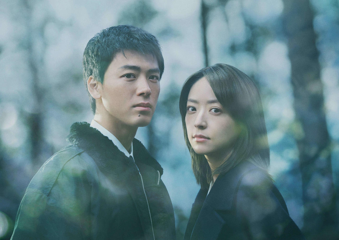 テレビ朝日系「再会～Silent Truth～」に出演する竹内涼真、井上真央（C）tv asahi All Rights Reserved.