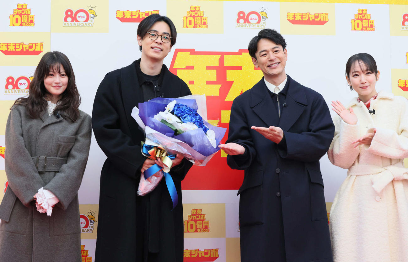 1日早い誕生日プレゼントとして青いバラの花束を受け取った成田凌。左から今田美桜、1人置いて妻夫木聡、吉岡里帆（撮影・丹羽敏通）