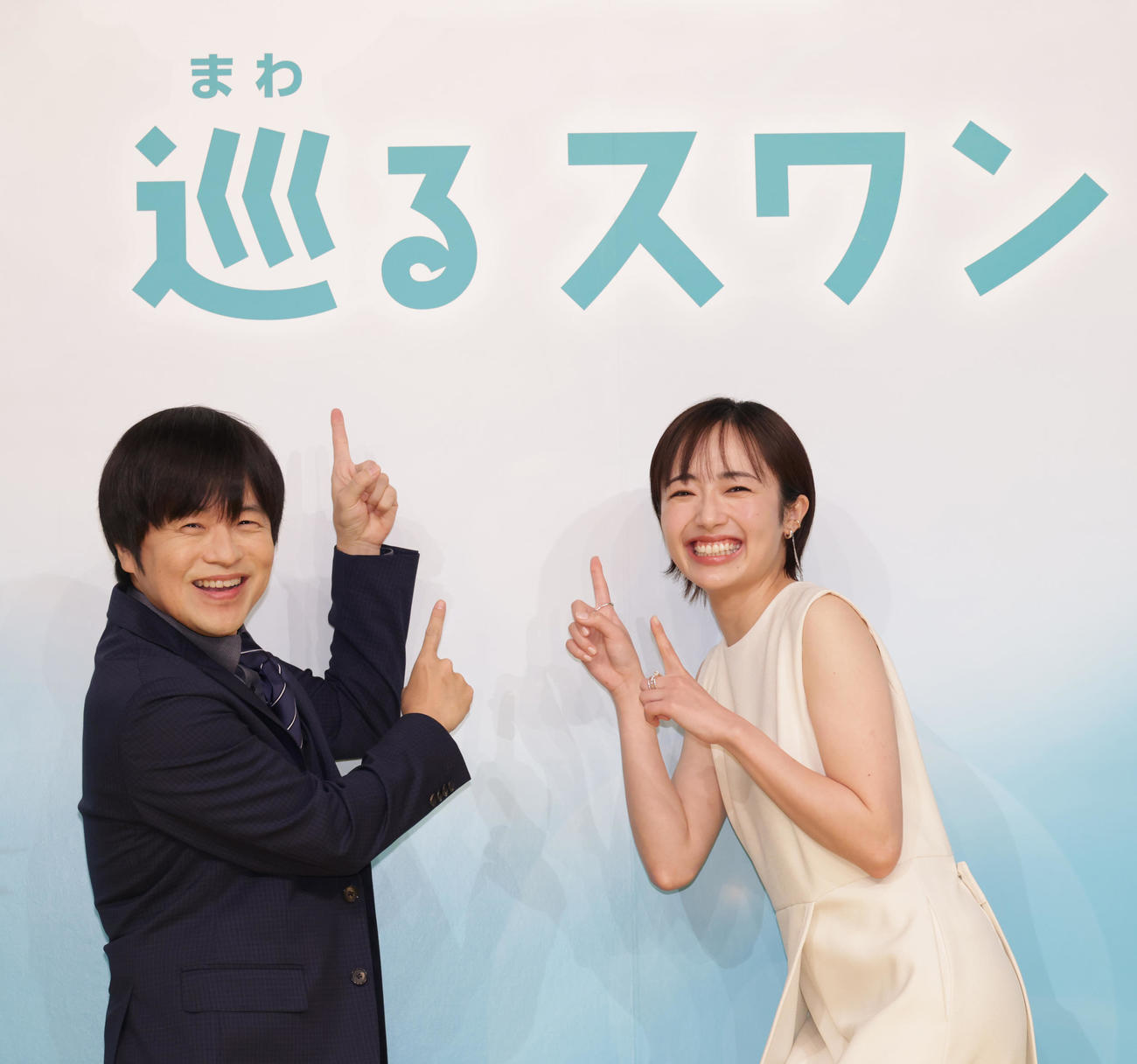 NHK連続テレビ小説「巡るスワン」原作者のバカリズム（左）と主演の森田望智（撮影・中島郁夫）