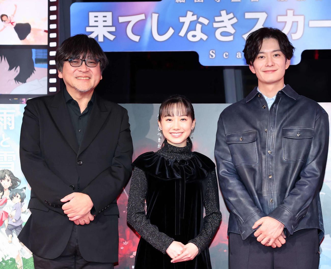 写真に納まる、左から細田監督、芦田愛菜、岡田将生（2025年11月撮影）