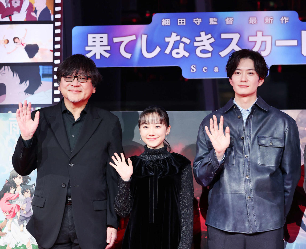写真に納まる、左から細田監督、芦田愛菜、岡田将生（2025年11月撮影）
