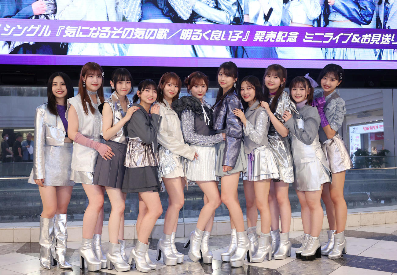 モーニング娘。'25。左から櫻井梨央、芳賀朱音、山﨑愛生、井上春華、野中美希、生田衣梨奈、牧野真莉愛、小田さくら、岡村ほまれ、横山玲奈、弓桁朱琴（2025年6月撮影）