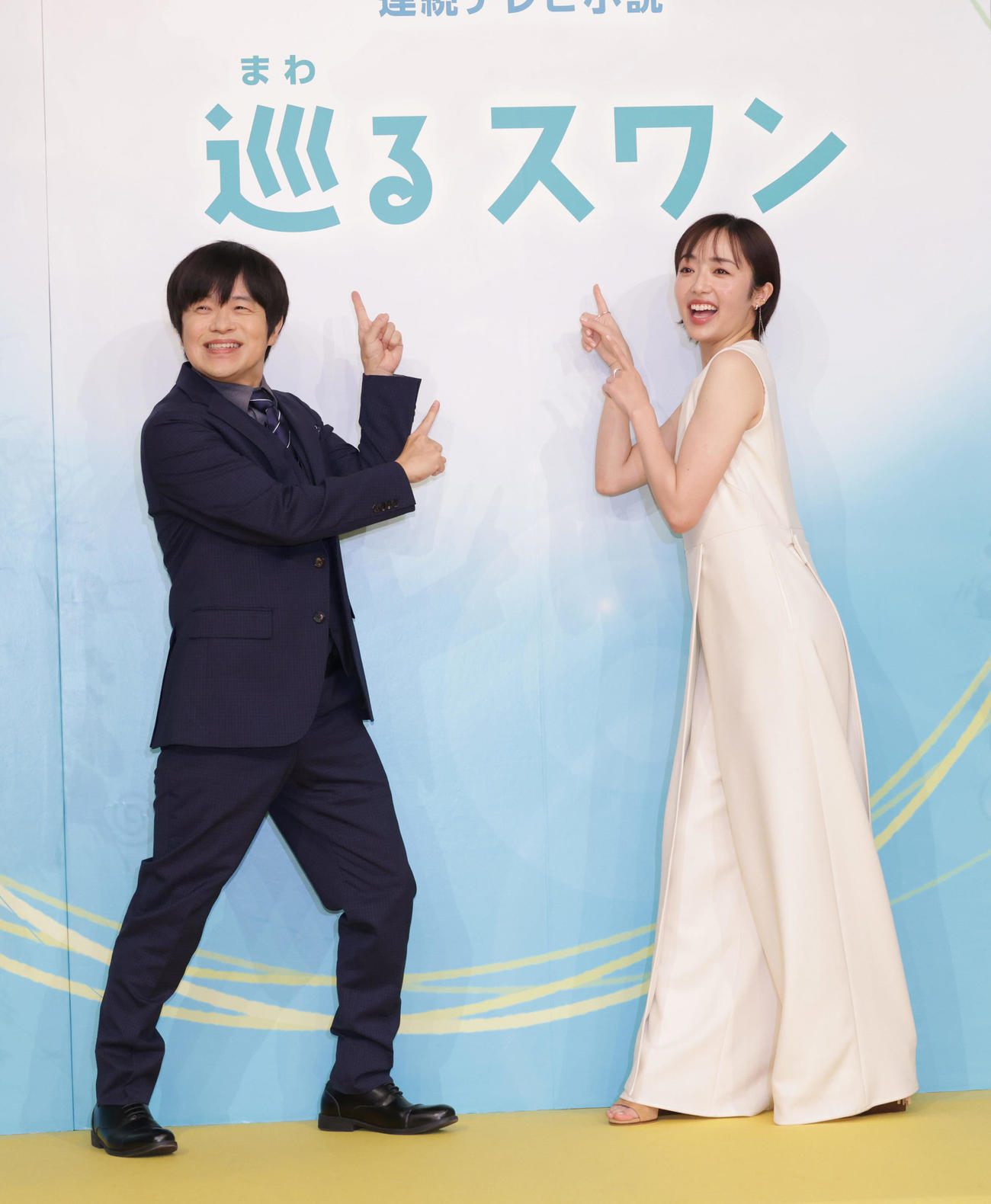 NHK連続テレビ小説「巡るスワン」原作者のバカリズム（左）と主演の森田望智（撮影・中島郁夫）