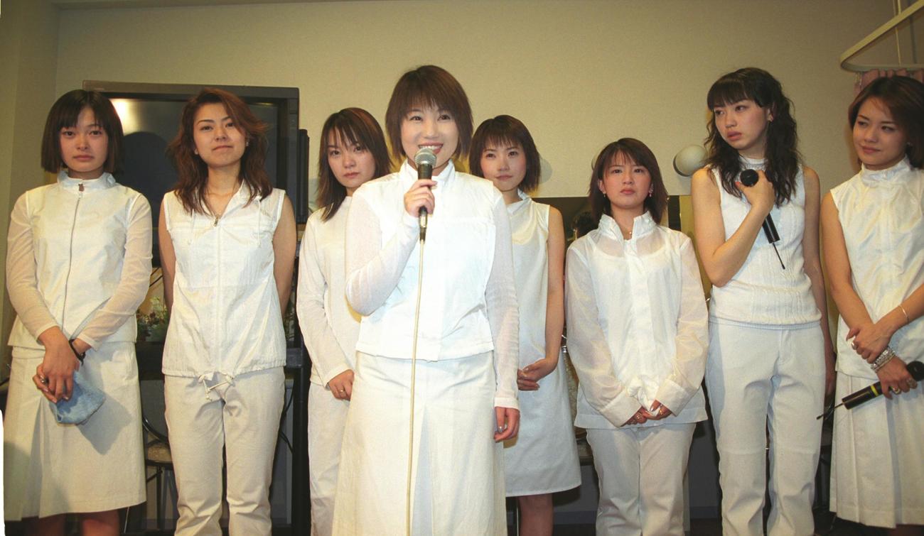 「モーニング娘。」卒業会見で話す福田明日香（中央）（1999年4月撮影）