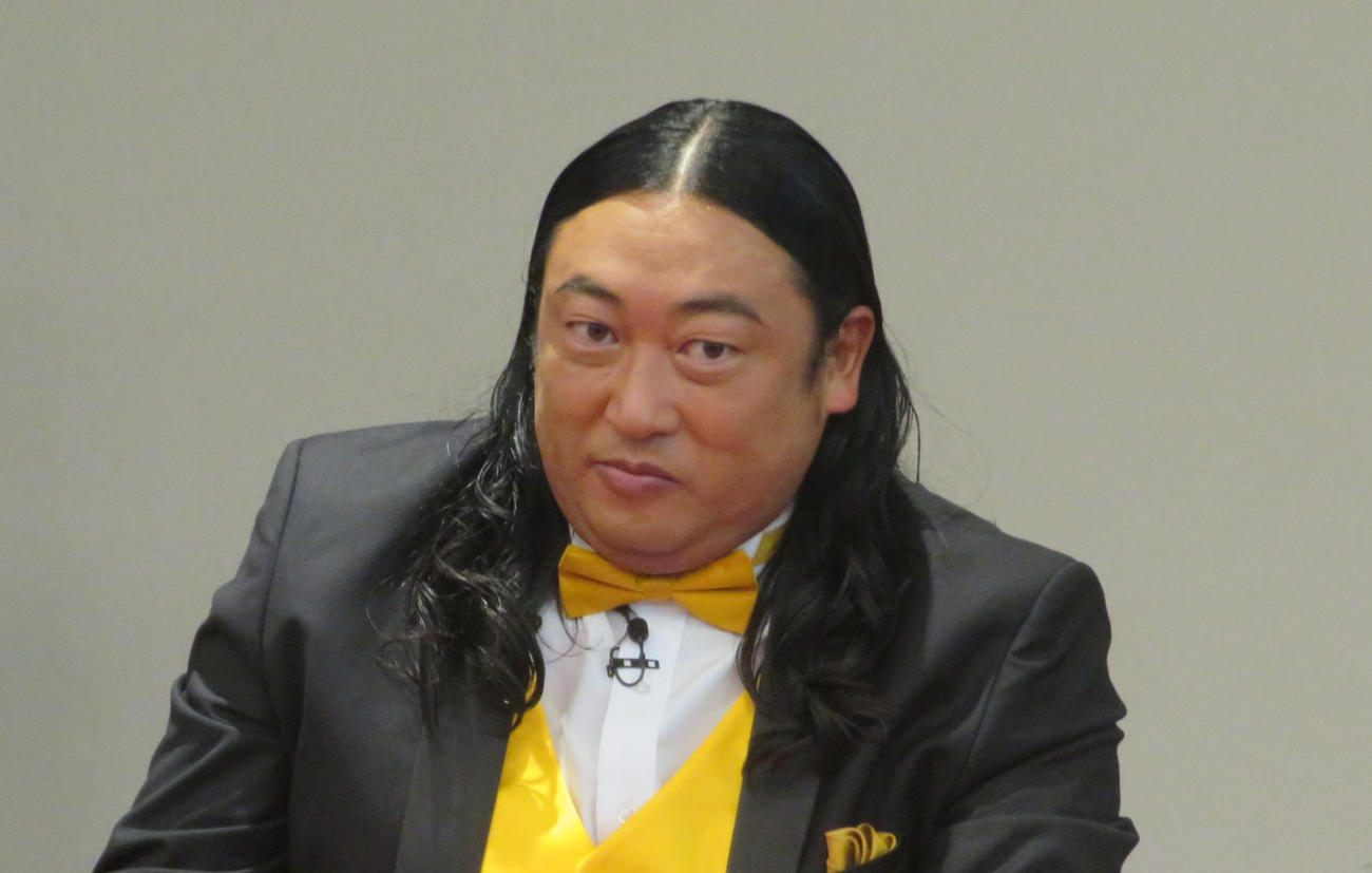 秋山竜次（2025年3月撮影）